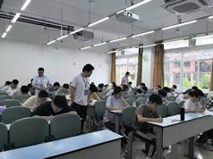 图片包含 室内, 人, 桌子, 天花板 AI 生成的内容可能不正确。