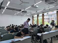 会议室里的人们 AI 生成的内容可能不正确。